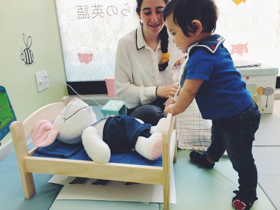 尾形沙耶香さんのインスタグラム写真 - (尾形沙耶香Instagram)「@kidsandusebisu にて楽しい#英語の時間 。 お部屋に入るなりこの笑顔👶🏻 先生の言葉とジェスチャーを見聞きするようになった証に、レッスン中に出てくる🎁を開ける前にノックする事も出来るようになりました。箱の中には毎週決まったお友達が待っていてくれます🐮🐶🐑🐥 どんどん慣れていくジョージ。最後はお決まりの、寝ているmousy🐭を起こしてしまいながらのレッスン終了😂  前回よりもグッと楽しそうに、積極的になっています。 次回も楽しみ！  #1歳からの英語  #kidsandusjapan」5月8日 19時13分 - sayakaogata