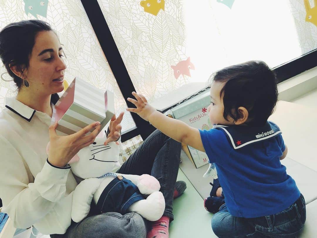 尾形沙耶香さんのインスタグラム写真 - (尾形沙耶香Instagram)「@kidsandusebisu にて楽しい#英語の時間 。 お部屋に入るなりこの笑顔👶🏻 先生の言葉とジェスチャーを見聞きするようになった証に、レッスン中に出てくる🎁を開ける前にノックする事も出来るようになりました。箱の中には毎週決まったお友達が待っていてくれます🐮🐶🐑🐥 どんどん慣れていくジョージ。最後はお決まりの、寝ているmousy🐭を起こしてしまいながらのレッスン終了😂  前回よりもグッと楽しそうに、積極的になっています。 次回も楽しみ！  #1歳からの英語  #kidsandusjapan」5月8日 19時13分 - sayakaogata