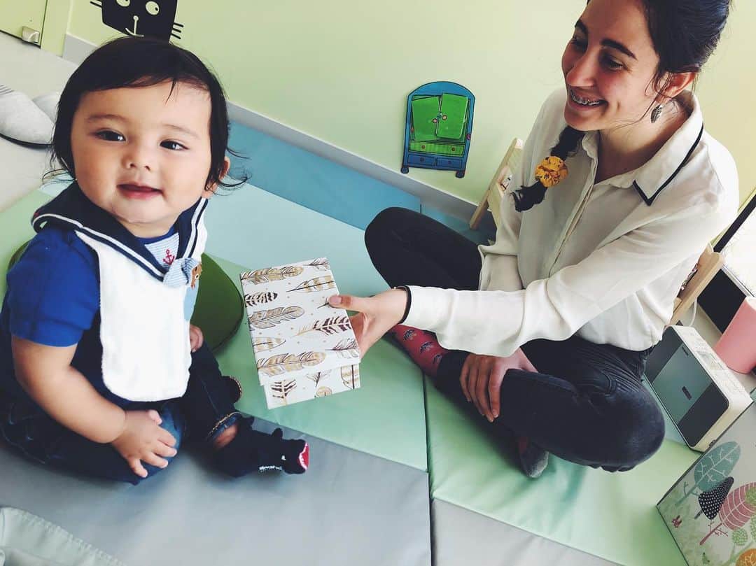 のインスタグラム：「@kidsandusebisu にて楽しい#英語の時間 。 お部屋に入るなりこの笑顔👶🏻 先生の言葉とジェスチャーを見聞きするようになった証に、レッスン中に出てくる🎁を開ける前にノックする事も出来るようになりました。箱の中には毎週決まったお友達が待っていてくれます🐮🐶🐑🐥 どんどん慣れていくジョージ。最後はお決まりの、寝ているmousy🐭を起こしてしまいながらのレッスン終了😂  前回よりもグッと楽しそうに、積極的になっています。 次回も楽しみ！  #1歳からの英語  #kidsandusjapan」