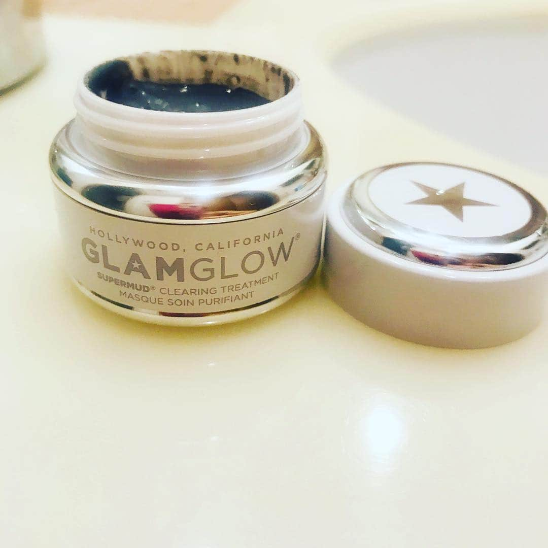 杉村理恵子さんのインスタグラム写真 - (杉村理恵子Instagram)「‪GLAMGLOW ‬ ‪パッケージのかわいさとその効果の高さで海外で大人気の泥パック‬ ‪ホワイトパッケージは、ニキビ跡にも効力あり💕‬ #グラムグロー #GLAMGLOW #泥パック」5月8日 19時26分 - hair_make_osugi