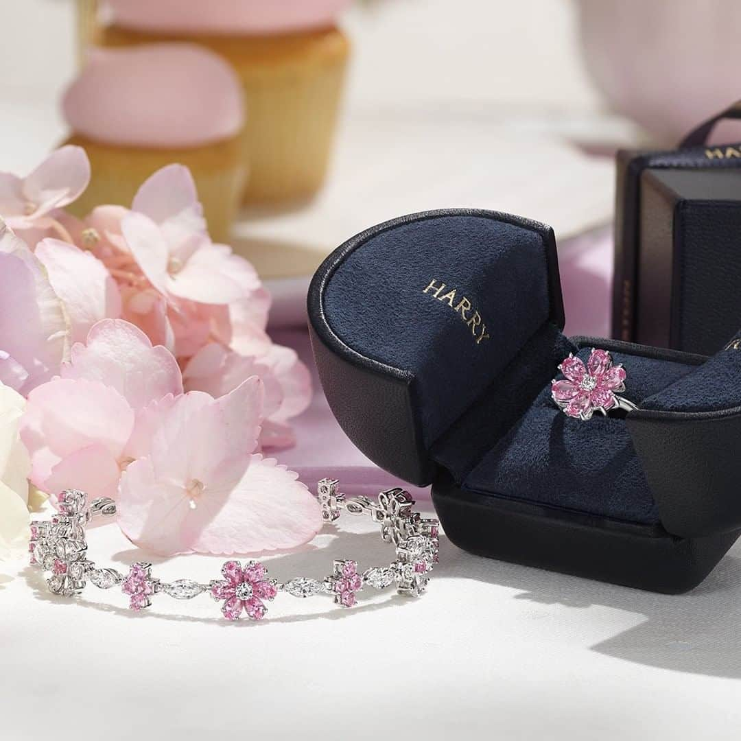 ハリー・ウィンストンさんのインスタグラム写真 - (ハリー・ウィンストンInstagram)「This #MothersDay, thank her for the unforgettable memories with a brilliant bouquet of #HarryWinston Pink Sapphire and #Diamond Forget-Me-Nots. Discover the floral-inspired jewels by clicking the link in bio.」5月8日 19時30分 - harrywinston