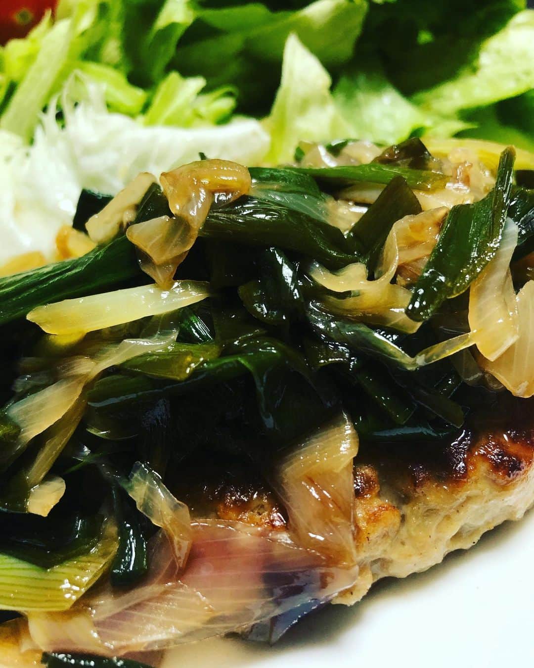のインスタグラム：「夕食は葉玉ねぎをソース代わりに調理してハンバーグの上に♫」