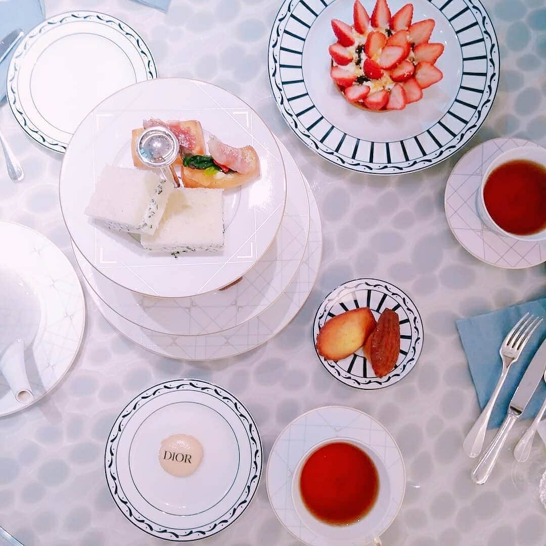 早川愛さんのインスタグラム写真 - (早川愛Instagram)「大好きなディオールカフェのアフタヌーンティー♡♡♡ ・  ディオールのマカロンとパフェとチョコレートケーキがとってもおいしかった♡♡♡ 紅茶はおおきなポットでくるけど、お代わりで茶葉も変更可能だよ。 ・  この苺のは追加で頼んだけど、 バルサミコをかけてくれてとってもおいしかった♡♡♡ ・ ・ ・  @dior  #アフタヌーンティー #ディオールアフタヌーンティー #アフタヌーンティー2019 #アフタヌーンティー巡り #ディオール #ディオールカフェ #ディオールカフェバイピエールエルメ #銀座シックス #銀座six #銀座 #銀座カフェ #カフェ巡り #GINZAsix #DiorCafeByPieerHerme #AfternoonTea #DiorAfternoontea #DiorCafe #cafe #happy」5月8日 19時32分 - megumegu_1006