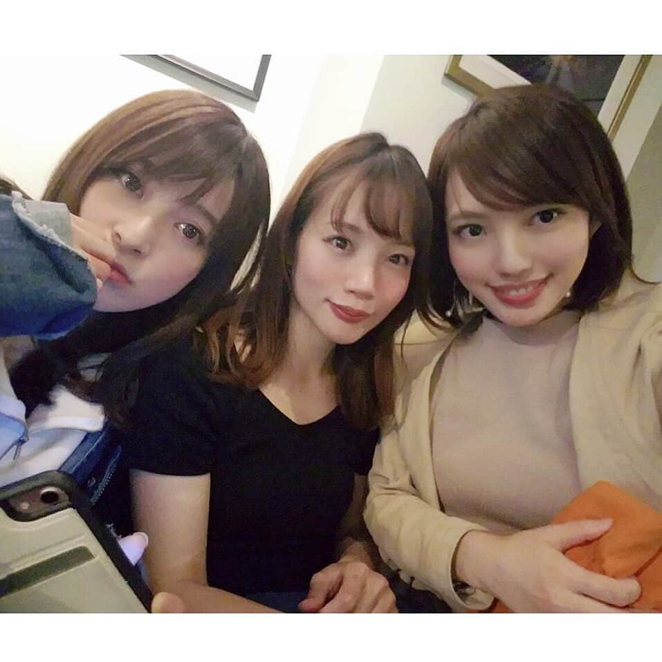 のインスタグラム：「けいもとこと3人集合♡ ・ 表参道のGRIND☕︎ 駅近で穴場だよ♩ ノンアルコールで終電まで。笑 なのに話し足りない。笑 最後の写真私半目疑惑だけどお気に入りだから載せちゃう🤤 ・ #ちけも#bff#bffs#表参道カフェ#表参道バー#ご飯も美味しいよ#omotesando#表参道grind#女子会#オレンジのクッション#私とけいちゃん遠慮して#オレンジタオルをまわしましょーって言ってもとこに託した#🍊」