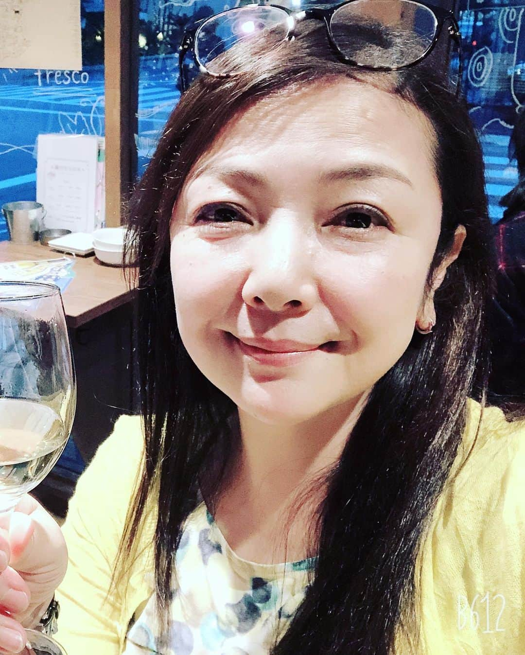 原日出子さんのインスタグラム写真 - (原日出子Instagram)「目標クリア👍 ご褒美はこれ❣️ 今夜は 牡蠣！と決めていたので バルへ直行〜〜💖 スパークリングと白ワインで 牡蠣を堪能致しました(≧∀≦) 前回の芝居の旅で出逢ったお店です。 〆は カキフライと決めていたので 大満足な私です👍 #お散歩 #京都 #生牡蠣産地食べ比べ #お一人様 #貝と白ワインのバルkakimaru」5月8日 19時46分 - hara_hideko