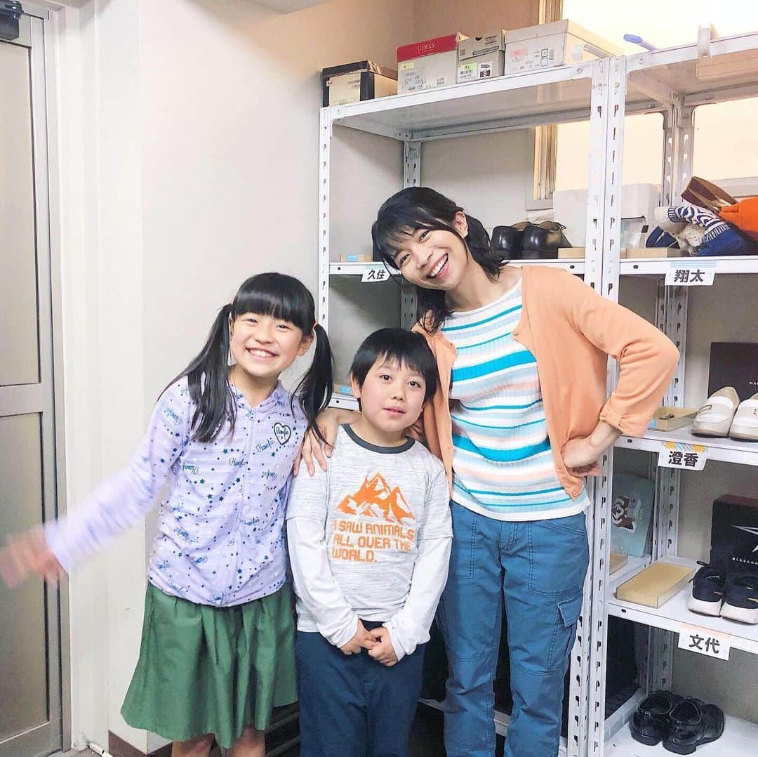 のインスタグラム：「うちの子たちです！. 「あなたの番です」石崎文代役の田村海優(みゆう 小4)ちゃん、一男役の大野琉巧(りく 小2)くん☺︎ とっても頑張ってくれてますよー✨  心優ちゃんはしっかり者で台本の理解もすごくて、弟はマイペースでひたすら我が道を行く個性派。笑 良いバランス〜🌈 . #あなたの番です #第4話 #すごい展開でしたね！ #自分の名前を書いた私石崎洋子 #今後どうなるのか…👀 #石崎家#役も実生活も#二児の母」