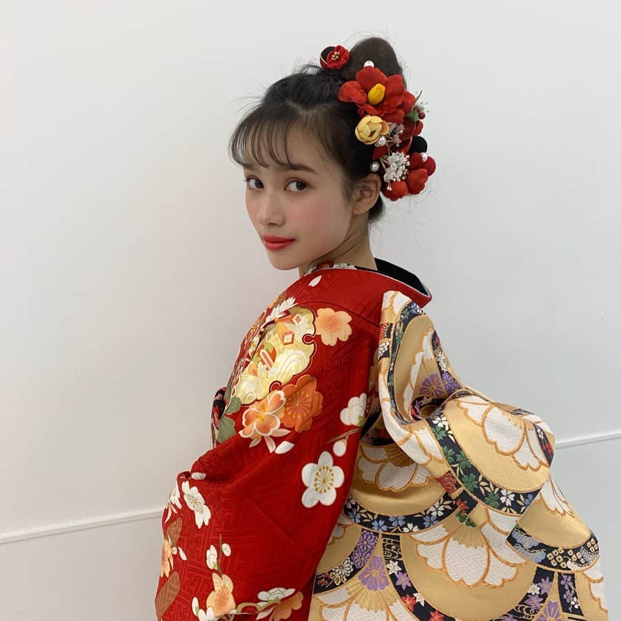 新井舞良さんのインスタグラム写真 - (新井舞良Instagram)「. . 人生で初めて着物を着ました👘 伝統的な文化って本当に素敵だなぁと感じました。 王道の赤金もめっちゃ可愛い❤️し、青もステキでした！！ . まだまだ先だけど、成人式が楽しみ✨🦋 @kimono_yuzen  #京都きもの友禅」5月8日 19時40分 - myra_arai