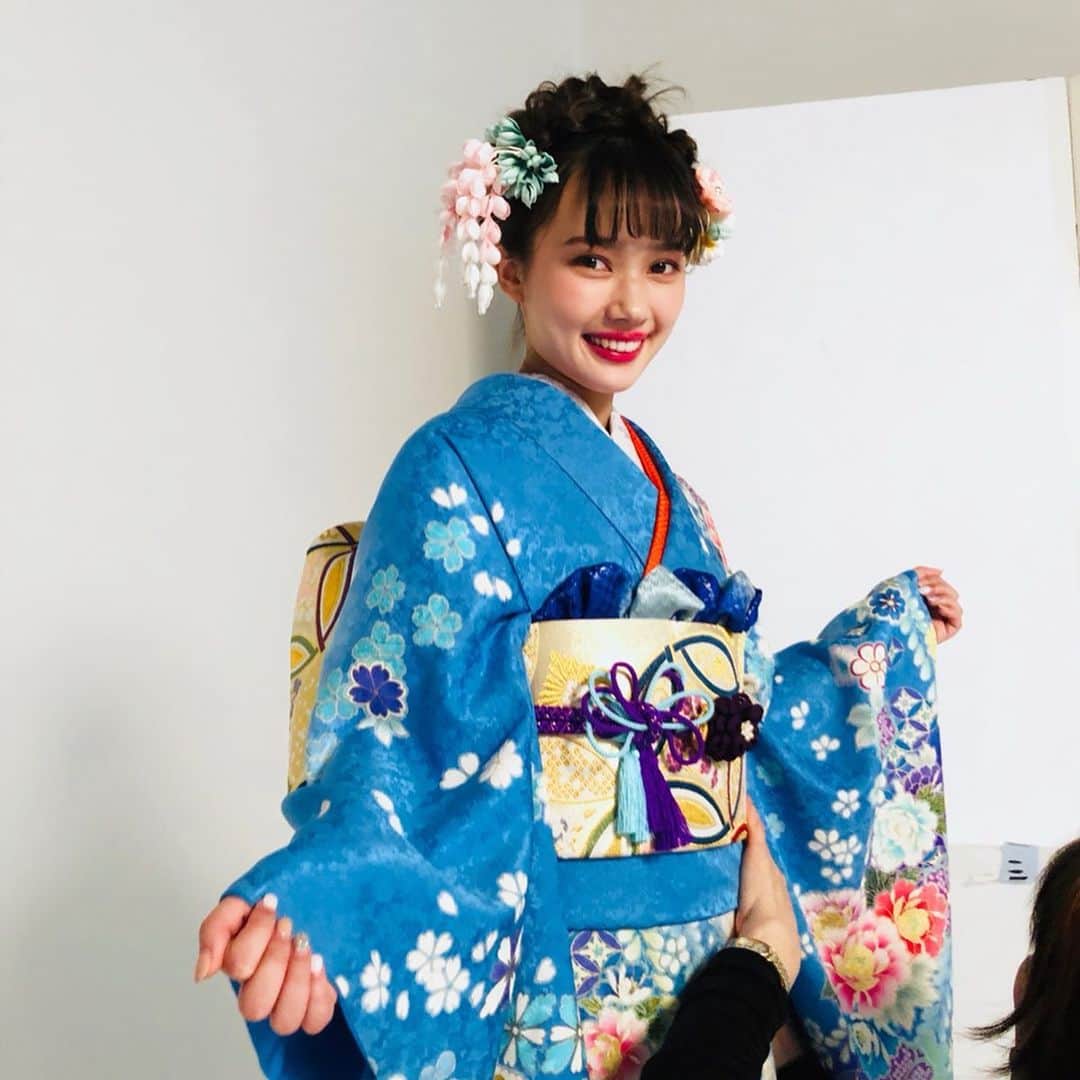 新井舞良さんのインスタグラム写真 - (新井舞良Instagram)「. . 人生で初めて着物を着ました👘 伝統的な文化って本当に素敵だなぁと感じました。 王道の赤金もめっちゃ可愛い❤️し、青もステキでした！！ . まだまだ先だけど、成人式が楽しみ✨🦋 @kimono_yuzen  #京都きもの友禅」5月8日 19時40分 - myra_arai