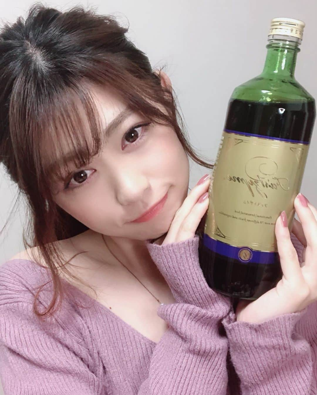 高橋里彩子さんのインスタグラム写真 - (高橋里彩子Instagram)「酵素断食始めました‼﻿ 昨日からやってるんだけど、﻿ 意外と腹持ちが良くて、甘くて美味しい🌸﻿ ﻿ ﻿ 断食すると腸の中にある宿便（腸に溜まった便）が、﻿ きれいになって、人によりけりだけど﻿ 3日位で、2kg〜5kgぐらい変わるんだって！﻿ ﻿ すごいよね！﻿ ﻿ ﻿ 腸の負担も減らすから﻿ 腸の回復にもいいみたい🍓﻿ ﻿ ﻿ めちゃくちゃ食べたくなるけど我慢して﻿ 断食中😭♥️﻿ ﻿ 今食べたいのは﻿ パンケーキと、タピオカ😂🙌🏻﻿ ﻿ でも、断食した後は﻿ ﻿ 栄養を次食べたもので﻿ より吸収しようと思っちゃうし﻿ 胃とかに負担がかからないように﻿ 軽めの食事にしないといけないの‼﻿ ﻿ なのでしばらくはお預け💦﻿ ﻿ もちろん断食前普通の食事から﻿ ヘルシーな食事にかえて少しずつ﻿ 減らしていくといいよ🤗🍓﻿ ﻿ ﻿ ﻿ 今回断食でつかってる酵素ドリンクは﻿ ﻿ ファストザイム✨✨﻿﻿﻿ ☞ @fastzyme﻿﻿﻿ ﻿﻿﻿ 70種類以上の作物を﻿﻿﻿ 3年半熟成発酵させて作った﻿﻿﻿ 植物性乳酸菌発酵液をベースにした﻿﻿﻿ 酵素ドリンクで﻿ ﻿ 乳酸菌を生きたまま摂取できて﻿﻿﻿ ブドウ糖の確保してくれて﻿ ↑﻿ ブドウ糖はすごく大事で、﻿ 頭の回転とかを早めてくれる🙌🏻﻿ ﻿ ﻿ 無添加なのー！﻿ 体にいいから安心して使える🐥💗﻿ ﻿ ﻿﻿﻿ 私は断食中はペットボトルに酵素ドリンクを﻿﻿いれて﻿ 水や炭酸水で割って1日かけて飲んでるよ！﻿ ﻿1食置き換え的なん時のときは グラスに入れて飲んでる💗 ﻿ あと明日まで頑張って﻿ 明後日から回復食にします🐰💗﻿ ﻿ ﻿ リセットダイエットだね😋💕﻿ ﻿ もし、わかんないこととかやりたいけど﻿ 不安なことあったら﻿ 気軽に聞いてね(*´꒳`*)﻿ ﻿﻿﻿ ﻿﻿﻿ ﻿ ﻿ ﻿ ﻿﻿﻿#断食ダイエット #断食 #酵素ダイエット #ダイエット #ダイエット方法 #ダイエットメニュー #ダイエット女子 #ダイエット生活 #ダイエット法 #ダイエット中  #ファストザイム #ファストザイム720 #fastzyme #pr #ファストザイムエナジー #酵素ドリンク #発酵美学 #ファスティング #美容ドリンク #プチ断食 #セルアップ #乳酸菌ドリンク #インナービューティー #腸活 #デトックス #セルフィー #セルフィー女子」5月8日 19時41分 - konkonwanwan