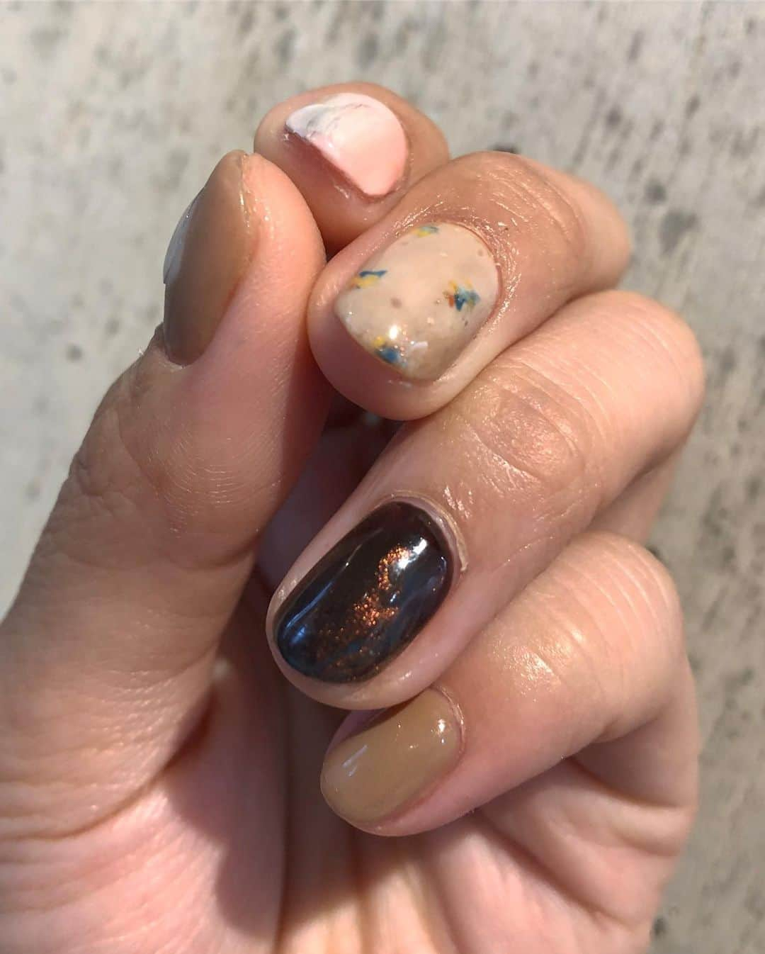 柴田紗希さんのインスタグラム写真 - (柴田紗希Instagram)「new nail ♡ @aya__watanabe__nail  あやさんネイルは一本一本が芸術 同じものがないのが楽しいんだ 好きなんだ〜☺︎ あやさんありがとうございます！ お話も楽しかったなぁ☺️ #nail #ネイル」5月8日 19時45分 - shibasaaki