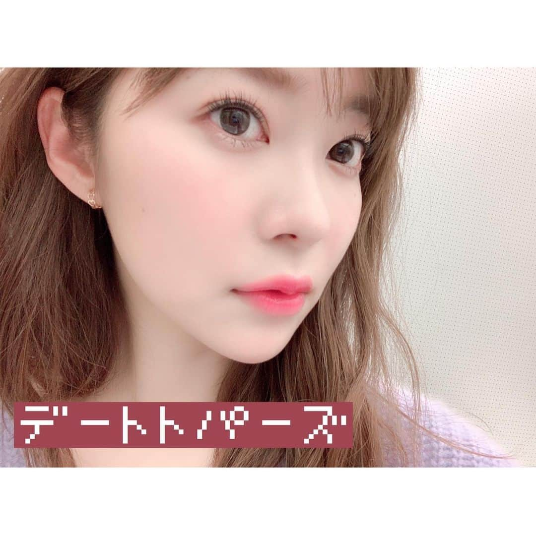 指原莉乃さんのインスタグラム写真 - (指原莉乃Instagram)「ツイッターでは告知していましたが…﻿ ﻿ カラコンをプロデュースすることになりました〜👏﻿ ﻿（写真充血えぐいですが、風吹かしながら撮影してたのでシンプルに乾燥です）  5月10日からカラコン通販サイトや、カラコンが売ってるお店で販売されます☺️ 今回プロデュースするにあたって、いろんなカラコンを試し、エゴサし…ややナチュラルが売りの人気のカラコンをつけた時に「指原カラコンでかい！」のツイートが多く…。﻿ ﻿ メイクをしている時鏡に向かっているキメ顔やアプリを使って自撮りをしている顔と、実際に人から見られる印象って違うんだなぁと改めて実感。（サイズ感が年齢にあってないのもあるかも…）﻿ ﻿ メイクでもそうなんですが、普段人ってずっとキメ顔で喋れないんですよね。そこで人から見られている顔と自分が思っている顔のギャップが。なので、油断している状態にもピッタリ合うコンタクトにしました！﻿ ﻿ ﻿ 今回先行発売するのは4種類です。﻿ ﻿ ﻿ ‪デートトパーズ‬﻿ ‪変化度⭐️⭐️⭐️★★‬﻿ ‪ナチュラル度⭐️⭐️⭐️⭐️⭐️‬﻿ ﻿ ‪名前の通りデートでつけて欲しい自然さ！カラコンつけたことないという方や、大きめカラコンから卒業したい！という方にオススメです。美容ライターの方に大人でもつけられるの太鼓判いただきました💯‬私も毎日使いたい！‬透けにくいです！﻿ ﻿ ﻿ ‪ハニーアンバー‬﻿ ‪変化度⭐️⭐️⭐️⭐️★‬﻿ ‪ナチュラル度⭐️⭐️⭐️★★‬﻿ ﻿ ‪チュルンぽやーーーん﻿ ‪カラコンつけるならしっかり茶色にしたいって方や、黒目が漆黒の方にオススメ！サイズは一番小さいみたいだけどしっかりめに変化します！﻿ ﻿ ﻿ ‪ストロベリークオーツ‬﻿ ‪変化度⭐️⭐️⭐️⭐️★‬﻿ ‪ナチュラル度⭐️⭐️⭐️⭐️★‬﻿ ﻿ ‪ピンク系カラー☺️💓‬﻿ ‪ピンク色のリップと合わせたい感じ🙂変化度は高めです！やや派手！立体的なデザインなのでキラキラです。‬透けにくいです！﻿ ﻿ ﻿ ‪ラピスラズリ‬﻿ ‪変化度⭐️⭐️⭐️⭐️⭐️‬﻿ ‪ナチュラル度⭐️⭐️★★★‬﻿ ﻿ ‪ブルーだと爬虫類アイになるものが多いんですが、それをなくしてかわいらしいブルーに仕上げました！‬でも気づかれないと意味がないと思うのでブルーだ！って気づかれるくらいの色味とサイズです！とにかく透明感あふれるカラー🥺﻿ ﻿  最もナチュラルなのがデートトパーズです🥳 ﻿  みんなが早くつけてるの見たいです〜🥳 ﻿ #指原カラコン #TOPARDS #トパーズ #カラコン #カラコンレポ」5月8日 19時48分 - 345insta