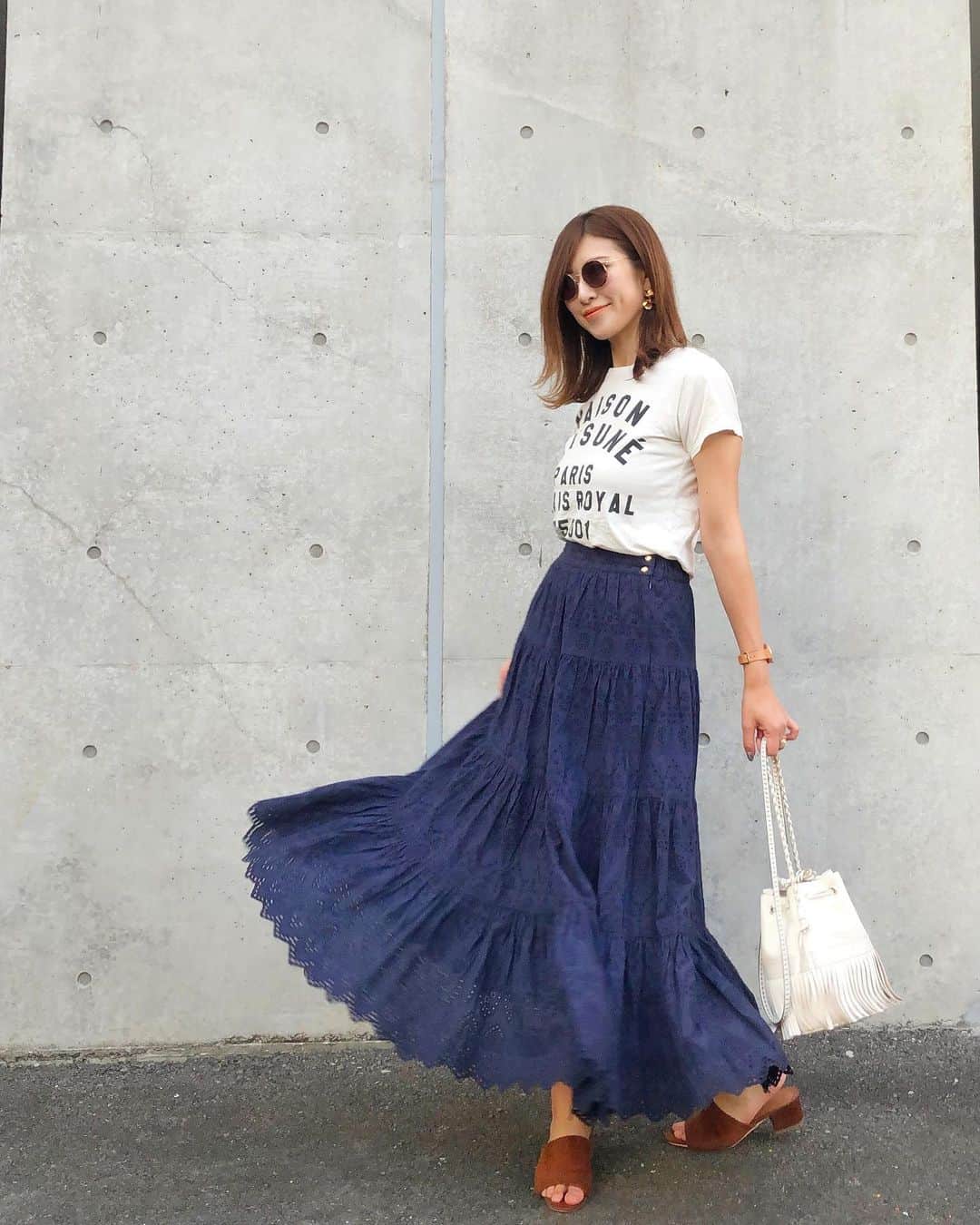 l.lily1013さんのインスタグラム写真 - (l.lily1013Instagram)「・ @stylebar.jp のロングスカートが主役✨ ロングスカート好き過ぎる♡ 広がり具合とかも全部ツボ✨ ・ 白ジャケットもスタイルバー😊 ロゴT合わせ！ 今日はマツエクをメンテナンス♬ ・ #シンプルコーデ#カジュアルコーデ#大人カジュアルコーデ#大人カジュアル#ロゴt #ママコーデ ・ tops#maisonkitsune  skirt#stylebarstyle shose#sesto bag#jandmdavidson sunglasses @glassage_official」5月8日 19時52分 - l.lily1013