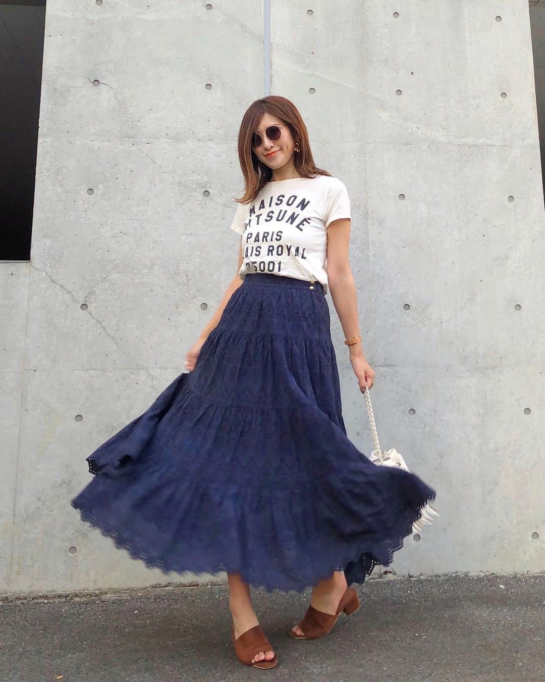 l.lily1013さんのインスタグラム写真 - (l.lily1013Instagram)「・ @stylebar.jp のロングスカートが主役✨ ロングスカート好き過ぎる♡ 広がり具合とかも全部ツボ✨ ・ 白ジャケットもスタイルバー😊 ロゴT合わせ！ 今日はマツエクをメンテナンス♬ ・ #シンプルコーデ#カジュアルコーデ#大人カジュアルコーデ#大人カジュアル#ロゴt #ママコーデ ・ tops#maisonkitsune  skirt#stylebarstyle shose#sesto bag#jandmdavidson sunglasses @glassage_official」5月8日 19時52分 - l.lily1013