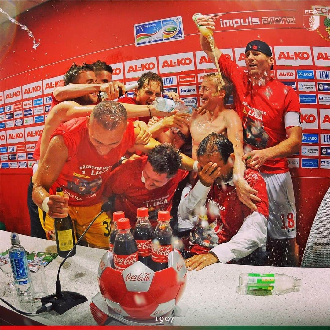 FCアウクスブルクさんのインスタグラム写真 - (FCアウクスブルクInstagram)「Gänsehaut PUR: Heute vor genau 8️⃣ Jahren machte der #FCA den ersten Bundesliga-Aufstieg der Vereinsgeschichte fix! 💯🤩 #FCA1907 #fcaugsburg #AugsburgHältZusammen #HistoryWasMade #Augsburg #goosebumps」5月8日 19時58分 - fcaugsburg1907