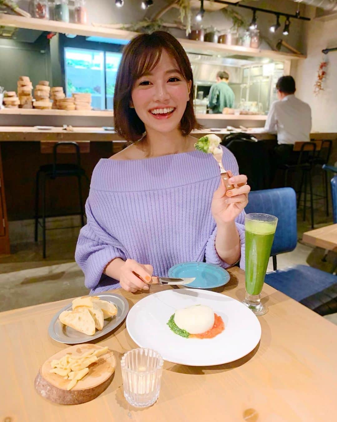 石井里奈さんのインスタグラム写真 - (石井里奈Instagram)「こんばんは🥺💕 . 今夜は里奈ログ😋😋🥂 . 昨日は仲良しの波子とゆきなと4/20にオープンしたばかりの🍅WE ARE THE FARM🥬目黒で女子会ディナー😆🥂 . 美味しい無農薬のお野菜をたっぷりたべて、すごく体に良い夜ご飯❤️ . 乾杯はもちろん、ケールビール🍺🥬（すっごく飲みやすい苦くない健康ビール！） . 昨日ストーリーでも紹介してたのは大好きな看板メニュー✨✨ 世界一のトマト　ケールのジェノベーゼとブラータチーズ🍅🥬🧀❤️ . チーズがさらに美味しくなっててびっくり🤭🥺重たくなくつるんと軽く食べれちゃう🥺🥺 もちもちで弾力もあってすっごくおいしかった〜🤤🤤💕 . バーニャカウダもすごく美味しくて、紅はるかはすごく甘くてとろとろ🤭 なかなか食べれない大きな勝ごぼうやホクホクで甘いえびいもと里芋にとろとろの玉ねぎ🤭ぜーんぶ美味しかった😂💕 . お肉もデザートもたらふく食べて飲んで大満足❣️ガールズトークもくだらない話ばかりだったけど楽しくてあっという間でした😆🤙✨ . また行きたいな〜！場所も駅近でよかったよん💕💕 . 今日もお疲れ様でした❤️ . @wearethefarm.meguro  #wearethefarmmeguro #野菜 #ヘルシー #サラダ #バーニャカウダ #女子会 #ビール #ビール女子 #beer #ビール好き #目黒 #meguro #りなまるグルメ #グルメ #dinner #夜ご飯 #salad #healthyfood #tomato #cheese #チーズ #チーズ好き #food #vegetable #farm #農園 #農場 #野菜好き #飲み放題」5月8日 19時59分 - ri7tin1025