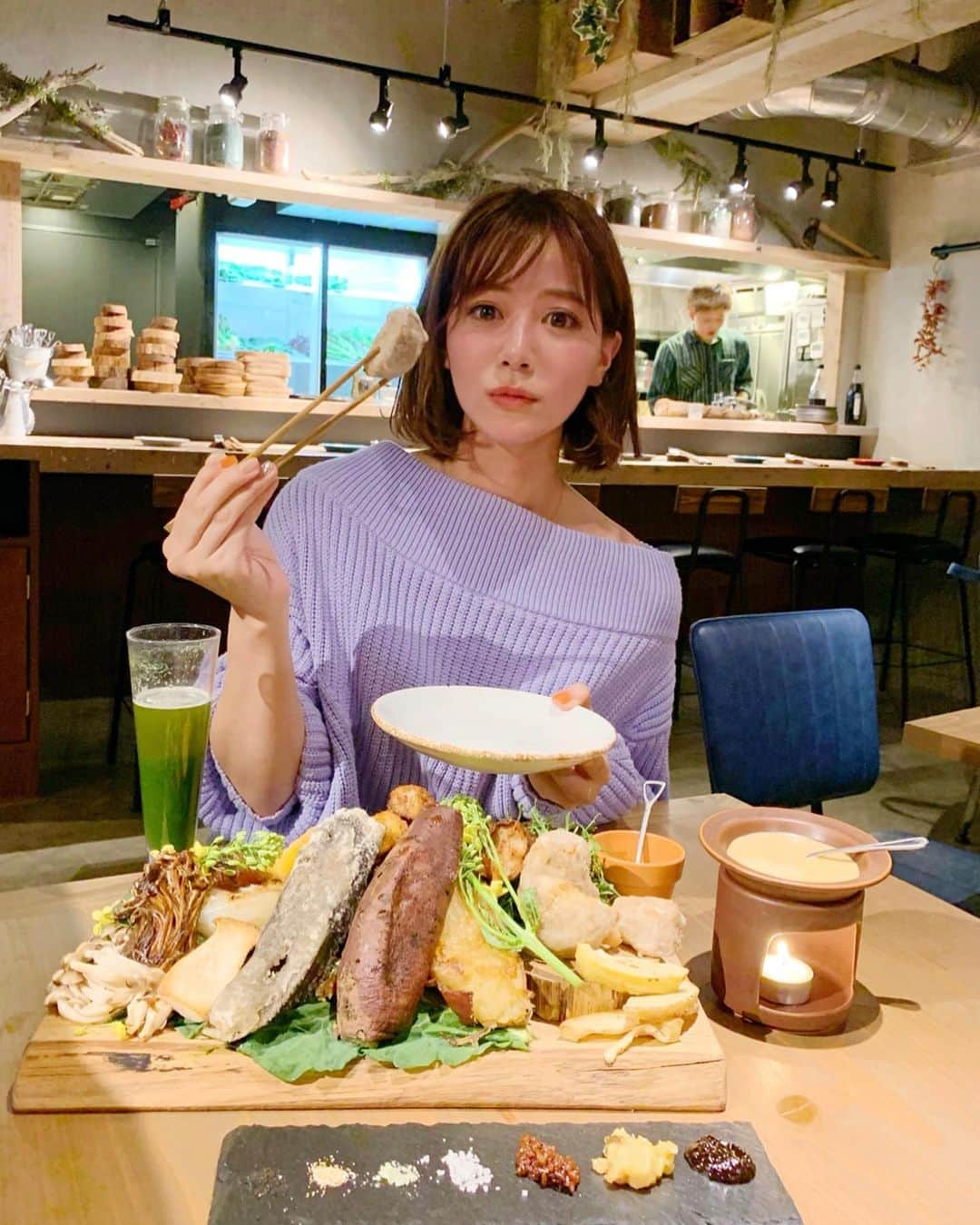 石井里奈さんのインスタグラム写真 - (石井里奈Instagram)「こんばんは🥺💕 . 今夜は里奈ログ😋😋🥂 . 昨日は仲良しの波子とゆきなと4/20にオープンしたばかりの🍅WE ARE THE FARM🥬目黒で女子会ディナー😆🥂 . 美味しい無農薬のお野菜をたっぷりたべて、すごく体に良い夜ご飯❤️ . 乾杯はもちろん、ケールビール🍺🥬（すっごく飲みやすい苦くない健康ビール！） . 昨日ストーリーでも紹介してたのは大好きな看板メニュー✨✨ 世界一のトマト　ケールのジェノベーゼとブラータチーズ🍅🥬🧀❤️ . チーズがさらに美味しくなっててびっくり🤭🥺重たくなくつるんと軽く食べれちゃう🥺🥺 もちもちで弾力もあってすっごくおいしかった〜🤤🤤💕 . バーニャカウダもすごく美味しくて、紅はるかはすごく甘くてとろとろ🤭 なかなか食べれない大きな勝ごぼうやホクホクで甘いえびいもと里芋にとろとろの玉ねぎ🤭ぜーんぶ美味しかった😂💕 . お肉もデザートもたらふく食べて飲んで大満足❣️ガールズトークもくだらない話ばかりだったけど楽しくてあっという間でした😆🤙✨ . また行きたいな〜！場所も駅近でよかったよん💕💕 . 今日もお疲れ様でした❤️ . @wearethefarm.meguro  #wearethefarmmeguro #野菜 #ヘルシー #サラダ #バーニャカウダ #女子会 #ビール #ビール女子 #beer #ビール好き #目黒 #meguro #りなまるグルメ #グルメ #dinner #夜ご飯 #salad #healthyfood #tomato #cheese #チーズ #チーズ好き #food #vegetable #farm #農園 #農場 #野菜好き #飲み放題」5月8日 19時59分 - ri7tin1025