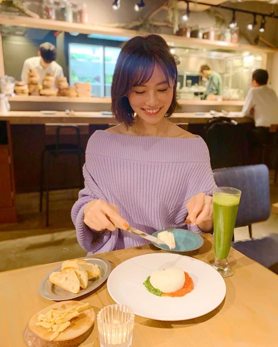 石井里奈さんのインスタグラム写真 - (石井里奈Instagram)「こんばんは🥺💕 . 今夜は里奈ログ😋😋🥂 . 昨日は仲良しの波子とゆきなと4/20にオープンしたばかりの🍅WE ARE THE FARM🥬目黒で女子会ディナー😆🥂 . 美味しい無農薬のお野菜をたっぷりたべて、すごく体に良い夜ご飯❤️ . 乾杯はもちろん、ケールビール🍺🥬（すっごく飲みやすい苦くない健康ビール！） . 昨日ストーリーでも紹介してたのは大好きな看板メニュー✨✨ 世界一のトマト　ケールのジェノベーゼとブラータチーズ🍅🥬🧀❤️ . チーズがさらに美味しくなっててびっくり🤭🥺重たくなくつるんと軽く食べれちゃう🥺🥺 もちもちで弾力もあってすっごくおいしかった〜🤤🤤💕 . バーニャカウダもすごく美味しくて、紅はるかはすごく甘くてとろとろ🤭 なかなか食べれない大きな勝ごぼうやホクホクで甘いえびいもと里芋にとろとろの玉ねぎ🤭ぜーんぶ美味しかった😂💕 . お肉もデザートもたらふく食べて飲んで大満足❣️ガールズトークもくだらない話ばかりだったけど楽しくてあっという間でした😆🤙✨ . また行きたいな〜！場所も駅近でよかったよん💕💕 . 今日もお疲れ様でした❤️ . @wearethefarm.meguro  #wearethefarmmeguro #野菜 #ヘルシー #サラダ #バーニャカウダ #女子会 #ビール #ビール女子 #beer #ビール好き #目黒 #meguro #りなまるグルメ #グルメ #dinner #夜ご飯 #salad #healthyfood #tomato #cheese #チーズ #チーズ好き #food #vegetable #farm #農園 #農場 #野菜好き #飲み放題」5月8日 19時59分 - ri7tin1025