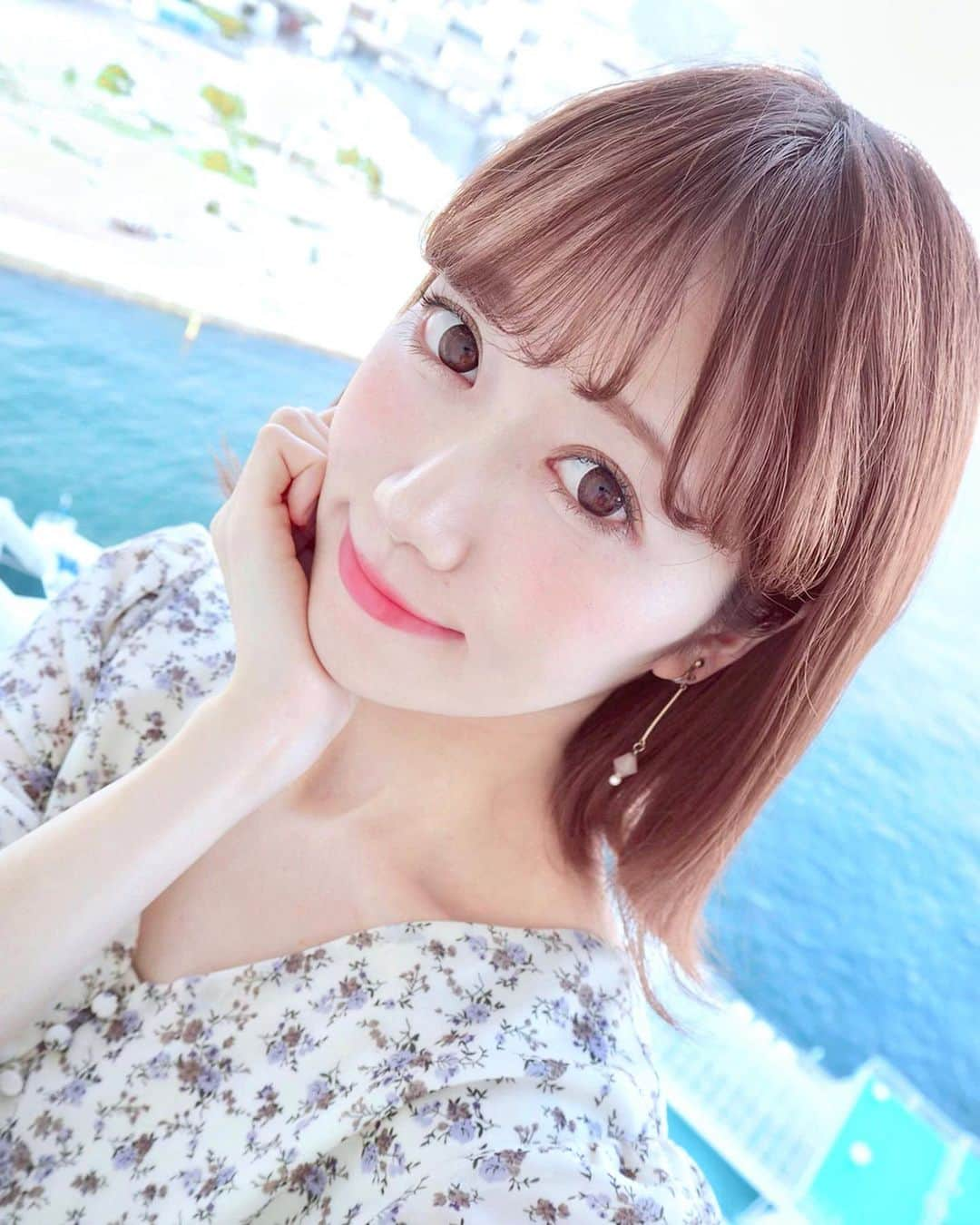 佐藤瀬奈さんのインスタグラム写真 - (佐藤瀬奈Instagram)「すでに神戸に帰りたくなっちゃって 夏に行く計画立て中〜😍✨ 神戸港が好きすぎて、もう今すぐにでも行きたい😭笑⠀ ⠀ この前の神戸旅行も港をぶらぶらしたり船に乗ったり、 ほとんど海で過ごしたなぁ😆💓⠀ ⠀ 海風がかなり強そうだったので、この日は朝VO5のヘアスプレーでスタイリングしていきました😋✨⠀ ⠀ 朝シューッとするだけで、ヘアスタイルを１日キープしてくれるというVO5 @vo5_japan ♪ ハードに固まり過ぎないから好きなんだ〜💛⠀ ⠀ 私はぺたんこヘアーをふんわりさせたいから、下から空気を入れるようにシューっとしてるよ♪ 2枚目に動画載せたので見てね😋 (後ろで猫がうろちょろしてるw)⠀ ⠀ 普段使いはもちろんだけど、旅行でたくさん行動する時にもおススメだよ💓 ・ ・ ・ #VO5 #簡単スタイリング #朝の完成形つづく #ヘアアレンジ #簡単ヘアアレンジ #朝シューッ # pr #ヘアスタイル #hairstyle #ヘアセット #hairset #hiararrange #ヘアスタイリング #ヘアアレンジ動画 #ヘアスタイリング動画 #ボブ #ボブアレンジ #ボブヘアー」5月8日 20時00分 - senapuu