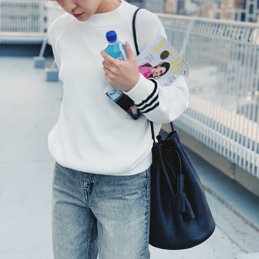 BORDERS at BALCONYのインスタグラム：「#bordersatbalcony の RAYON KNIT SWEATER　はお仕事の時にも気持ちよく着られます。  @bordersatbalcony_official のオンラインショップでお買い求めできるので、ぜひチェックしてください。⠀⠀ ⠀⠀ ⠀⠀ ⠀⠀」