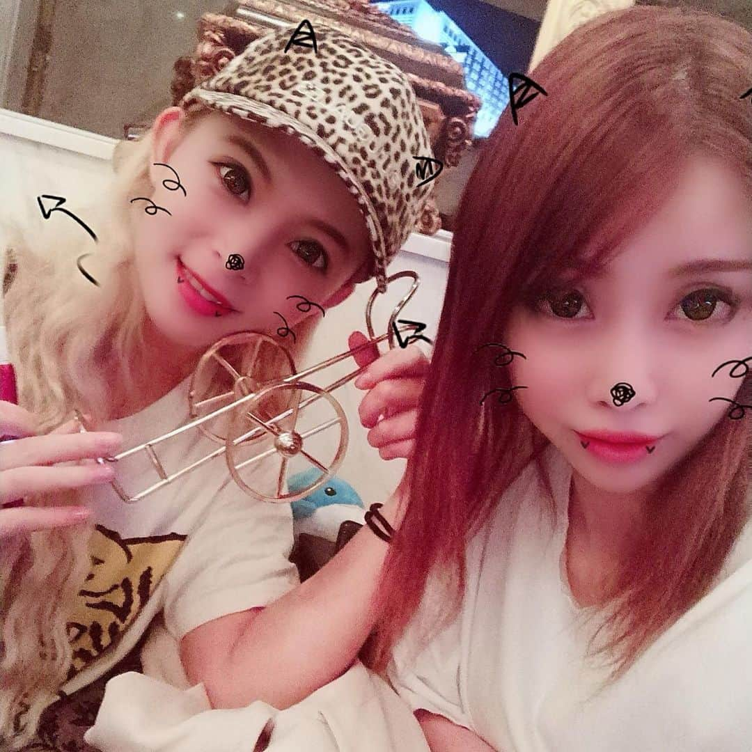 高橋沙弥華さんのインスタグラム写真 - (高橋沙弥華Instagram)「ゆみぴ💓 ゆみぴほど美輪明宏ヘアーが似合う人は見たことない😎w顔小さすぎるでね🤫 ドローの神様🤣  #ゆみぴ #水野ゆみ #博才 #金髪 #ブロンド #フレーバー #錦 #名古屋 #有名人 #ハイセンス #高橋沙弥華」5月8日 20時01分 - takahashi_sayakachan1204