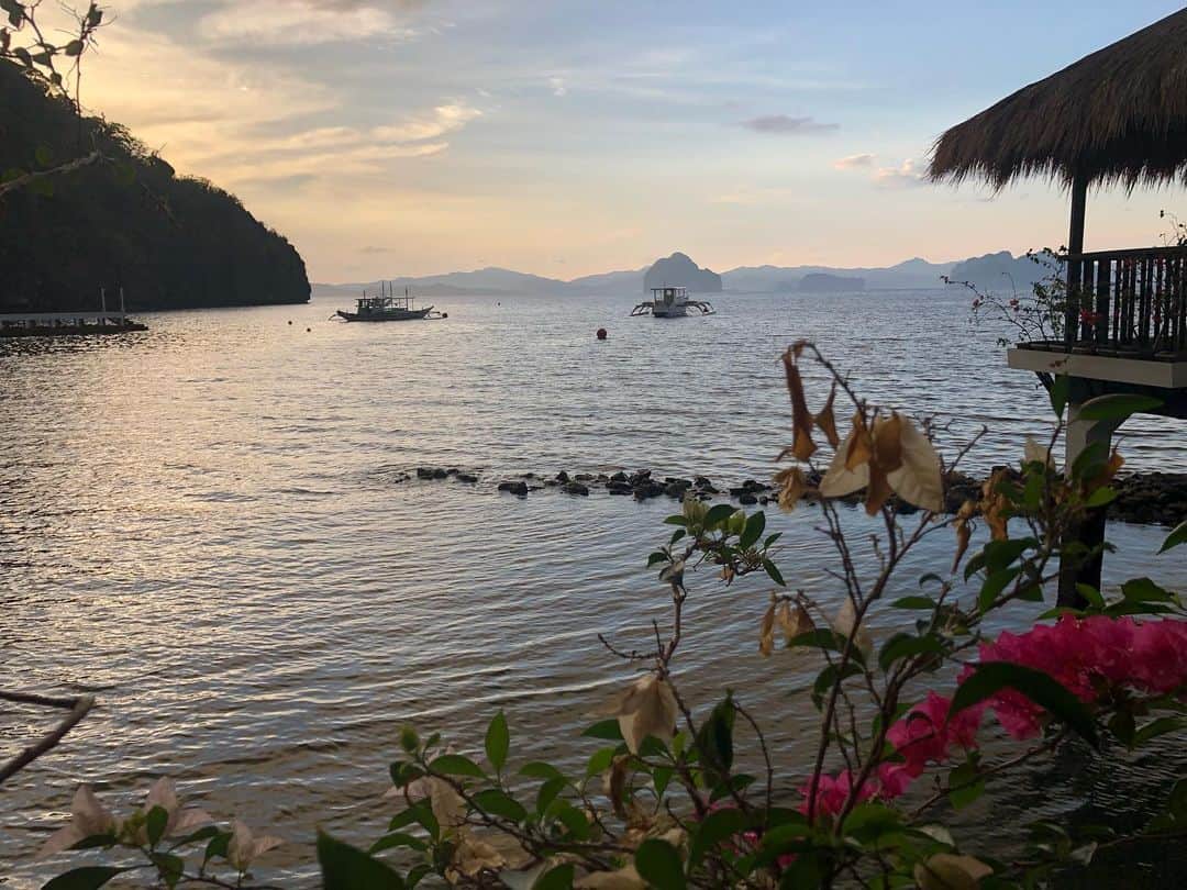 沖玲奈さんのインスタグラム写真 - (沖玲奈Instagram)「長かったGW休暇も終わり🌺✨ 今年はフィリピン旅行に🇵🇭前半マニラ→後半でエルニドに行って来ました✈︎🏖✨ 都会も良かったけど、大自然に囲まれたエルニドも最高すぎた😂✨感動が多すぎて、島好きな人はぜひ行ってみて欲しい。。誰も居ない海をカヤックで周遊出来たのは本当に貴重な経験でした⛵️(漕ぐのは戦力外だったけど笑) 長旅でしたが令和元日と誕生日も向こうで迎え、お祝いもしてもらえて🎉徹底されたプランニングのお陰で、1日も無駄な時間を過ごすことなく最高に充実した時間を過ごせました✨本当にありがとう👦✨学びも多かったな。。 そして連休で忙しい中、お誕生日メッセージくれた方もありがとうございました🥰✨今更明確になってる笑、自分の課題や28歳の反省点を踏まえて、今年も頑張ります💪✨(フィジカル面だけと言われないように多方面でw) 2019年もあっという間に半分終わっちゃいそうなので、レースの予定も早めに立てたいな！🏃‍♀️🚲 令和もよろしくお願いします〜❣️ #philippines #phiphiisland #elnido #エルニド #palawan #biglagoon #manila #gw #mybirthday #旅の代償に口内炎とお腹の不調が辛めw」5月8日 20時10分 - reinaoki2508