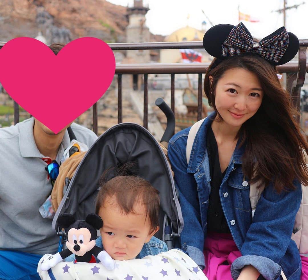 花田浩菜のインスタグラム：「そういえば最近の息子は私がミッキーを見せ続けていたからwミッキーが好きになってくれたみたいで、ミッキーのことを『キー😍』と言うように。笑 . . 話し始めるのも割とゆっくり目で、 1歳6ヶ月直前まで一言も宇宙語以外話さずとマイペースだった息子ですが、 ゆっくりながらも『おいちー』からはじまり、 最近は 『ごっちった（ご馳走さま）』『おいちった（美味しかった）』『くっく』『ゴーゴー』『あっこ（抱っこ）』『ぶーぶー』『わんわん』『ぴーぽー』とか特に好きなことから言葉の真似っこが上手になって喋るようになってきました。🚒 . . お出かけするよーといえば玄関にお気に入りの車を手に持ちやってくるし、お風呂だよーといえばお風呂にやってくる。意思疎通ができるようになって、嫌なことはイヤ！というけど最近は優しいところも増えたりして、赤ちゃんじゃなくてもう1人の人間なんだな、と思う毎日です。 . . でもね！ 『パパ』『ママ』って未だに言ってくれない息子氏😂 なんで？😂😂😂ねえなんで😂 . . #1歳7ヶ月 #1歳児 #1歳児語録 #育児日記 #成長日記 #赤ちゃんのいる生活 #育児記録 #男の子ママ #親子 #ディズニーシー #子連れディズニー #ミッキー好き #親バカ部 #ig_oyabakabu #happy #happydays」