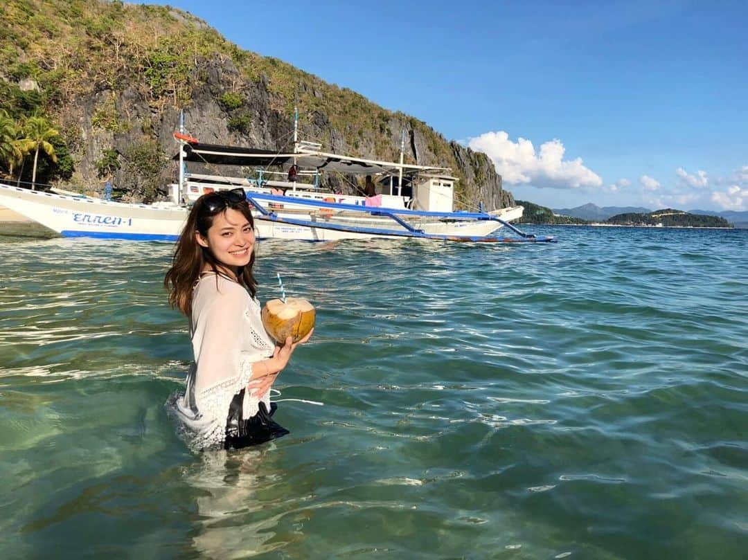 沖玲奈のインスタグラム：「長かったGW休暇も終わり🌺✨ 今年はフィリピン旅行に🇵🇭前半マニラ→後半でエルニドに行って来ました✈︎🏖✨ 都会も良かったけど、大自然に囲まれたエルニドも最高すぎた😂✨感動が多すぎて、島好きな人はぜひ行ってみて欲しい。。誰も居ない海をカヤックで周遊出来たのは本当に貴重な経験でした⛵️(漕ぐのは戦力外だったけど笑) 長旅でしたが令和元日と誕生日も向こうで迎え、お祝いもしてもらえて🎉徹底されたプランニングのお陰で、1日も無駄な時間を過ごすことなく最高に充実した時間を過ごせました✨本当にありがとう👦✨学びも多かったな。。 そして連休で忙しい中、お誕生日メッセージくれた方もありがとうございました🥰✨今更明確になってる笑、自分の課題や28歳の反省点を踏まえて、今年も頑張ります💪✨(フィジカル面だけと言われないように多方面でw) 2019年もあっという間に半分終わっちゃいそうなので、レースの予定も早めに立てたいな！🏃‍♀️🚲 令和もよろしくお願いします〜❣️ #philippines #phiphiisland #elnido #エルニド #palawan #biglagoon #manila #gw #mybirthday #旅の代償に口内炎とお腹の不調が辛めw」