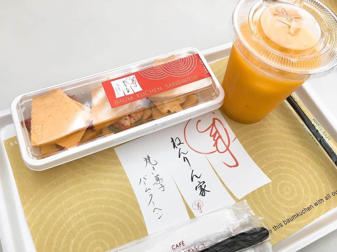 熊沢世莉奈さんのインスタグラム写真 - (熊沢世莉奈Instagram)「この間東京から帰る時に時間があったから空港内にある、ねんりん家でまったりしてきました＼‪❤︎／ ビーフ、エビアボカド、タマゴがバームクーヘンにサンドされたサンドイッチ食べたよ🍽︎︎ めちゃめちゃ美味しかった︎︎☁︎*°」5月8日 20時10分 - kuma_0417