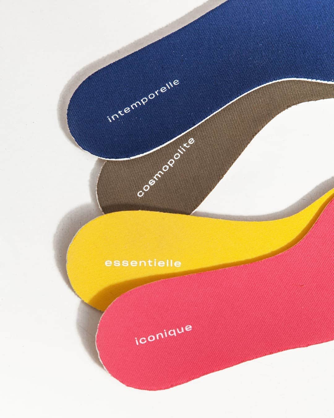 ベンシモンのインスタグラム：「- COLLECTOR - Qui dit anniversaire dit tennis collector ! Pour fêter dignement ses 40 ans, notre tennis revêt son indémodable parure immaculée.  La couleur, symbole de la marque, s'immisce dans les détails.  La tennis est accompagnée de ses 4 semelles interchangeables et d'une pochette au monogramme unique. > Disponible dès maintenant sur Bensimon.com 🇬🇧 When you say anniversary it means collector tennis shoes!  To celebrate its 40 years old, our tennis shoe is a replica of the original immaculate one.  Symbol of the brand, the color shows up on details.  This special edition will be sold with its 4 interchangeable inner soles in a unique monogramed pouch. > Available now on Bensimon.com」