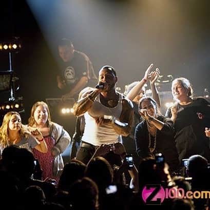ボビー・ブラウンのインスタグラム：「A mid week reminder to just go for it. Ask your self why not. Be fearless. This photo was from the time @official_flo called me up on stage at one of his concerts. Luckily I have excellent hearing and ran from the back of the room to the stage while my youngest son looked on in horror and disbelief. So yes I got low with Flo.and yes I was wearing his chains!!!」