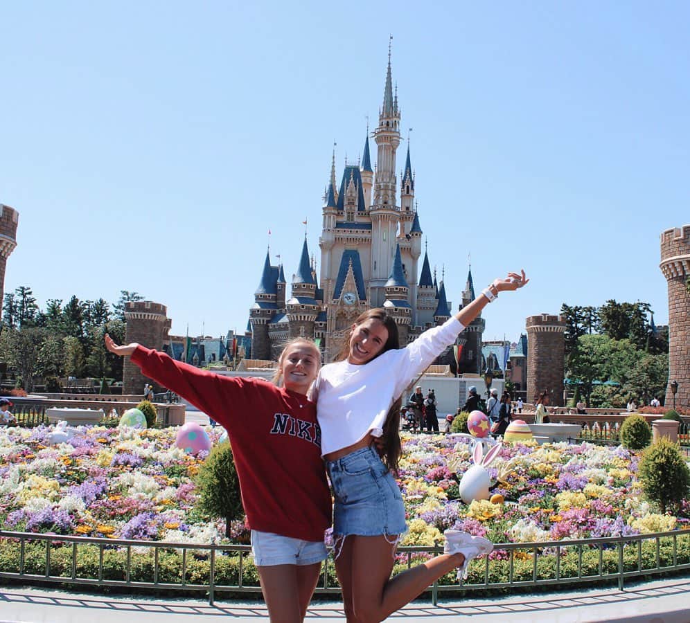 Maddie COATESのインスタグラム：「It’s incredible the places my sport takes me hard work really does pay off for so many reasons on these trips. ✨ • • • • #happiestplaceonearth #tokyodisneyland #disneyland #disneyprincess #mickeymouse #cinderellacastle #smileuniversally #japan #tokyodrift」