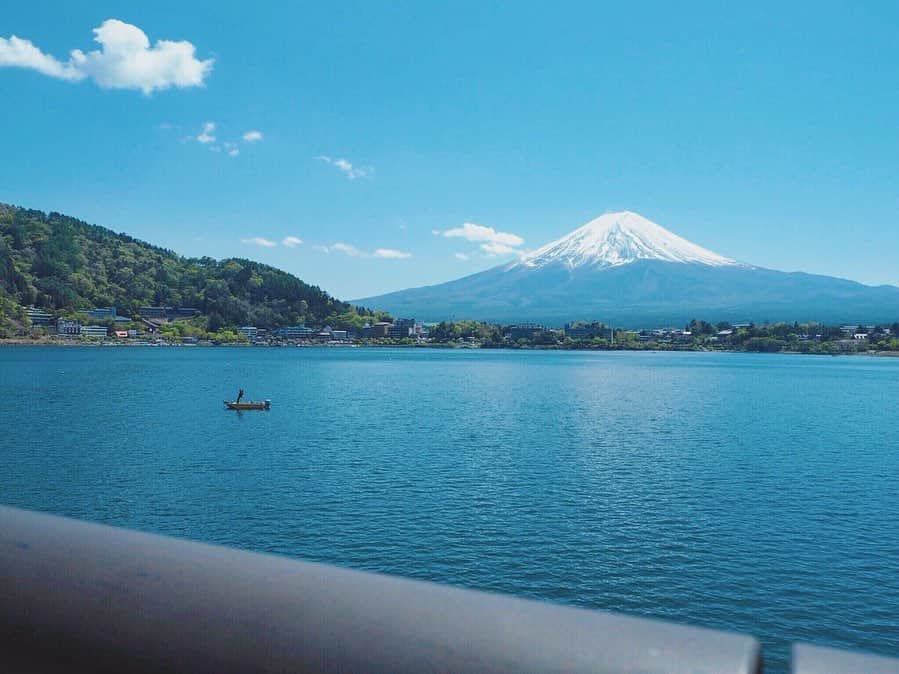 愛田杏奈さんのインスタグラム写真 - (愛田杏奈Instagram)「お天気が良かったから 富士山見にドライブしてきた🗻♡ . . 久しぶりに見た富士山は絶景でした！！ . . 運転もちょっぴり久々だったから ドキドキした(笑) . . デートのお相手はもちろん、ママ🤣❤️笑 . おやすみ2日間ともママと過ごしてたなww . . #富士山 #mountainfuji #地元 #山梨 #山梨県 #河口湖 #富士五湖 #デート #ママ #仲良し #drive #off #outfit #camera #olmpus #olmpuspen #ミラーレス一眼 #カメラ女子 #快晴 #絶景 #写真好きな人と繋がりたい #instagood #likeforlikes #followme」5月8日 20時15分 - anna_osada