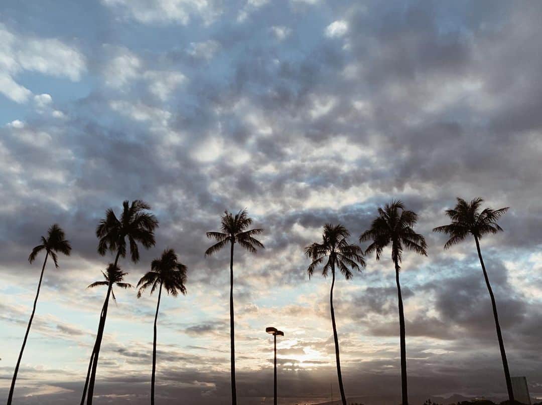 春名亜美さんのインスタグラム写真 - (春名亜美Instagram)「雲が多い日のサンセットは神秘的で好き☁️🌴⛅️🌴☁️ ・ ・ ・ #ハワイ #Hawaii #hawaiilife #ハワイ生活 #ハワイ暮らし #ハワイライフ #sunset #beach」5月8日 20時16分 - amiharunaami