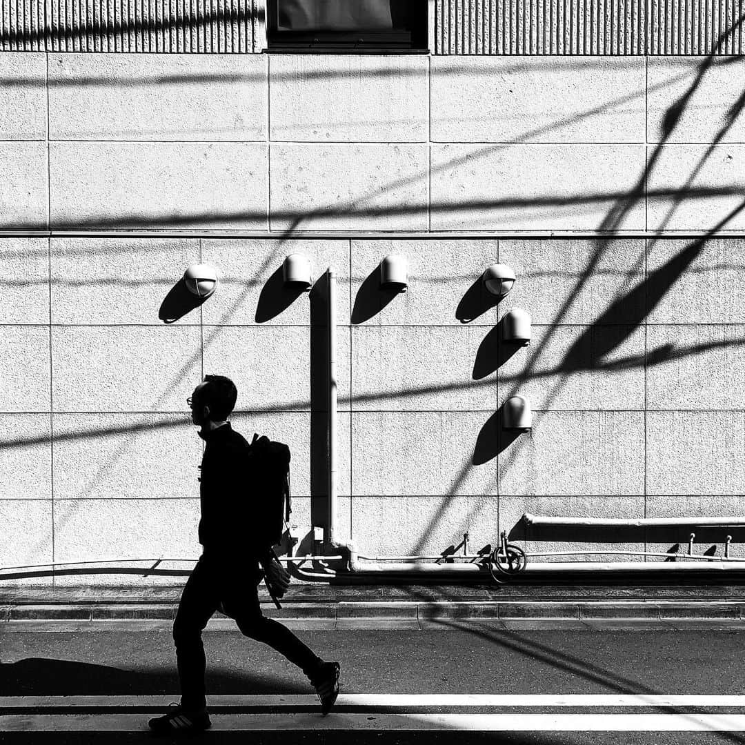 naotakeのインスタグラム：「斜光 - Slanting rays / iPhone XR + Snapseed, 20190509 . . 連休中の暴飲暴食が数字に表れてびっくり。しばし摂生に努めます。 . . #royalsnappingartists #infamous_family #rsa_main #infinity_photo_cult #2_fineart #jp_gallery #jp_gallery_bnw #trb_bnw #wp_bnw  #bnw_life #bnwlife_member #bnw_life_shots #bnw_captures #world_bnw #top_bnw #team_jp_ #team_jp_モノクロ #ig_energy_bw #ig_nihon #streetphotographybnw #igersjp #blackandwhite #bnw #bnwphoto #monochrome #bw #bnwphotography #ShotOniPhone #shotoniphoneXR」