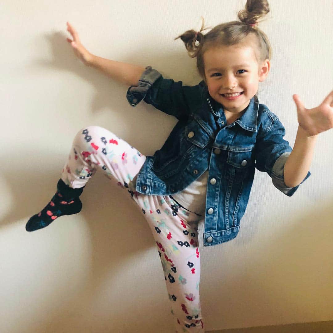 大桑マイミのインスタグラム：「goooood moood  大人顔負けのかわいさな ヤヌーク のGジャン niceじゃん！ #yanukkids  #gジャン  #kids #おそろいきせたくなる」