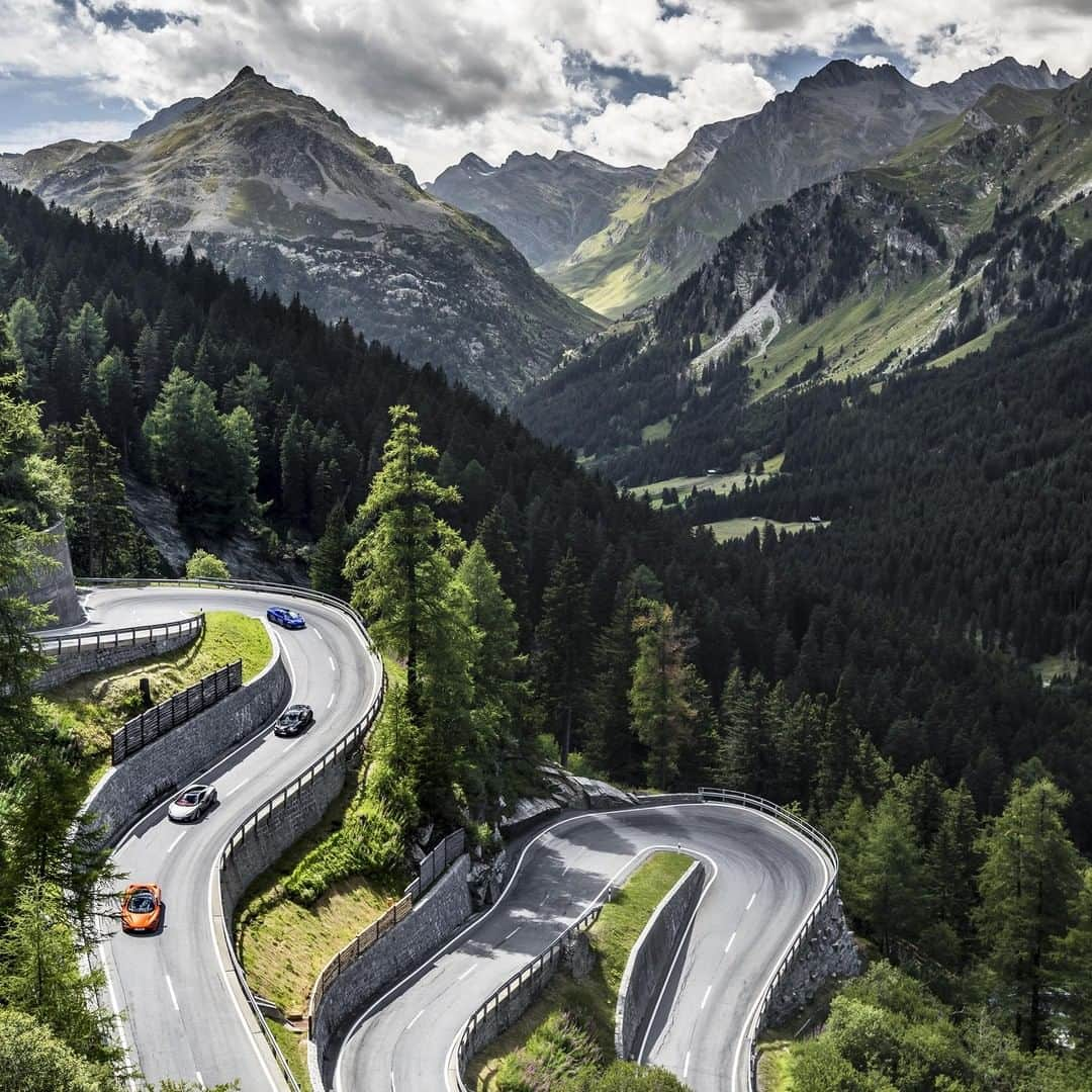 McLaren Automotiveさんのインスタグラム写真 - (McLaren AutomotiveInstagram)「The glorious landscape reveals twisting mountain turns and wide sweeping bends – perfect territory for driving enthusiasts. Unforgettable #McLarenAdventures」5月8日 20時24分 - mclarenauto