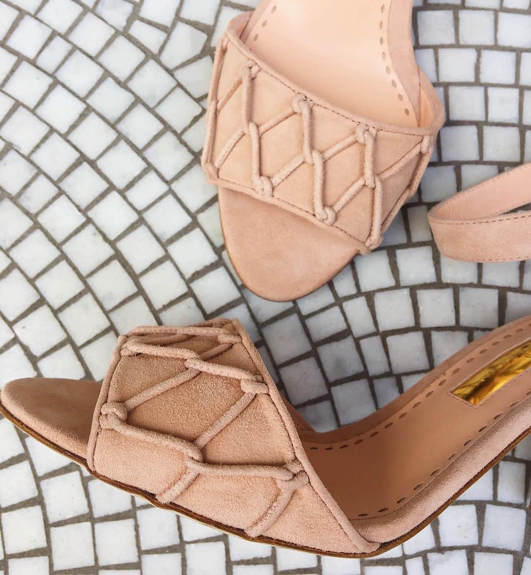 ルパートサンダーソンのインスタグラム：「50 Shades of Beige | Primavera sandals in buttermilk suede | #BlockHeels #Sandals #ShoeLove #WednesdayFeet」