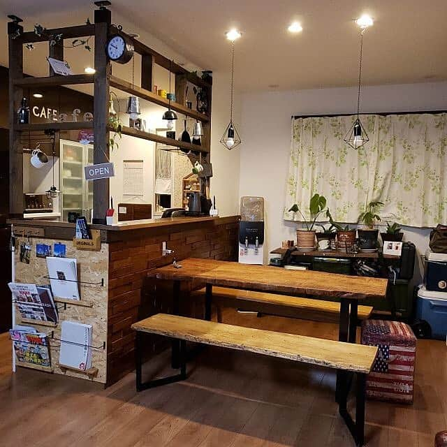 RoomClipJPさんのインスタグラム写真 - (RoomClipJPInstagram)「『DIYダイニングテーブルのある部屋』天板と鉄脚でダイニングテーブルをDIY。他にはない思い入れのあるテーブルに。1,000枚以上のダイニングテーブルDIYの部屋実例を参考にしてみてください⁣ .⁣ Photo:ciii(RoomNo.1336995)▶︎この部屋のインテリアはRoomClipのアプリからご覧いただけます。アプリはプロフィール欄から⁣ .⁣ 投稿イベント開催中です【まもなく終了する投稿イベント】『収納付きベッド〜5/12』『モノトーングッズ〜5/12』⁣ .⁣ #RoomClip#interior#interiordesignideas#homedecor#interiors#decorations#instahome#homestyle#homedecoration#homeinterior#homeinspiration#arquitetura#japan#インテリア#新築#部屋#間取り#リビング#キッチン#ダイニング#ダイニングテーブル#diy#ベンチ#カウンター#ディアウォール#ラブリコ#ペンダントライト#照明#カーテン」5月8日 20時32分 - roomclipjp