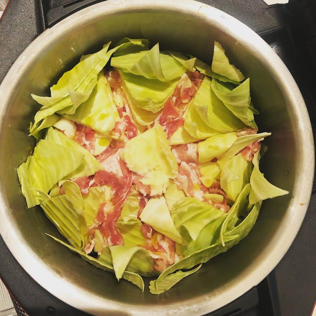ひうらさとるのインスタグラム：「ホットクック買った時から作りたかった、キャベツ丸ごと煮！ 八当分に切り込みを入れて、塩コショウした豚バラを間にぎゅうぎゅう入れ込んで、上からバター、コンソメ、オリーブオイル、をかけただけ。 キャベツの芯もホクホクで1人1／4個ペロリでしたー。 #ホットクック #キャベツ丸ごと」
