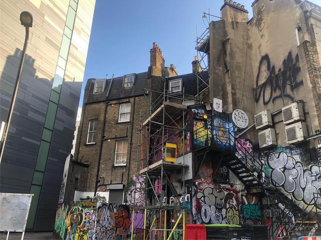 後口早弥香さんのインスタグラム写真 - (後口早弥香Instagram)「🇬🇧＆🇫🇷から帰国しました。 今回は撮影で色んな所を周ったのですが、以前、ロンドンに住んでいた @chinatsu614 さんに素敵な場所を教えていただいたので、行ってきました✨ ロンドンのShoreditch。 街中にウォールアートがあり、すごく素敵でした👏 伝統的な建物の裏に入ればアーティスティックな世界が広がっていて、本当に圧巻。 ロンドンは、本当に歩いてるだけでワクワクして本当にすてきでした♡ #London #Shoreditch #shooting #makeup #hairstyle #ロンドン #ウォールアート #ショーディッチ #撮影 #ヘアメイク」5月8日 20時37分 - sayaka.atoguchi