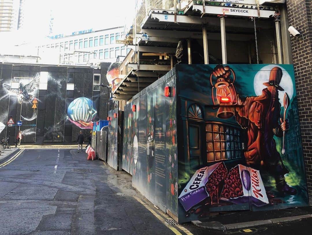 後口早弥香さんのインスタグラム写真 - (後口早弥香Instagram)「🇬🇧＆🇫🇷から帰国しました。 今回は撮影で色んな所を周ったのですが、以前、ロンドンに住んでいた @chinatsu614 さんに素敵な場所を教えていただいたので、行ってきました✨ ロンドンのShoreditch。 街中にウォールアートがあり、すごく素敵でした👏 伝統的な建物の裏に入ればアーティスティックな世界が広がっていて、本当に圧巻。 ロンドンは、本当に歩いてるだけでワクワクして本当にすてきでした♡ #London #Shoreditch #shooting #makeup #hairstyle #ロンドン #ウォールアート #ショーディッチ #撮影 #ヘアメイク」5月8日 20時37分 - sayaka.atoguchi