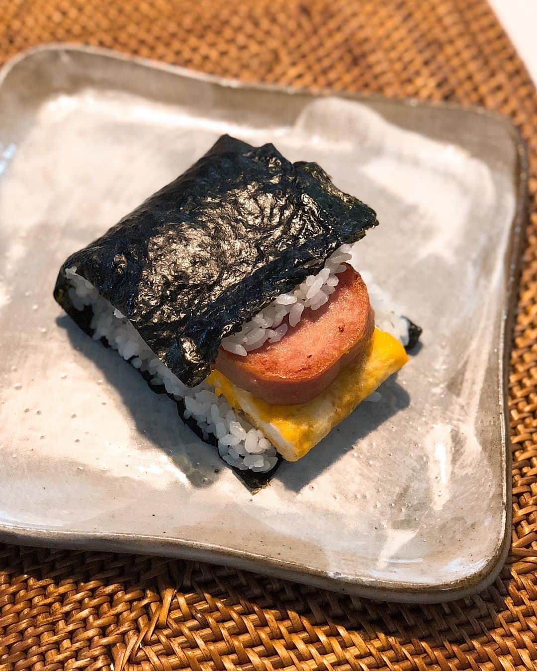 秋山具義さんのインスタグラム写真 - (秋山具義Instagram)「朝食で、ポークたまごおにぎり作って食べた。﻿ 旨いな〜﻿ ﻿ #ポークたまごおにぎり」5月9日 7時33分 - gugitter