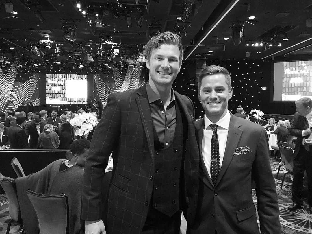 デレック・テラーさんのインスタグラム写真 - (デレック・テラーInstagram)「So good to see my fellow Dexcom Warrior and Type 1 Diabetic @erictozer at the JDRF Imagine Gala. What a night, we helped raise over $1 million for Type 1 research.  #JDRF #Dexcom」5月9日 6時07分 - derektheler