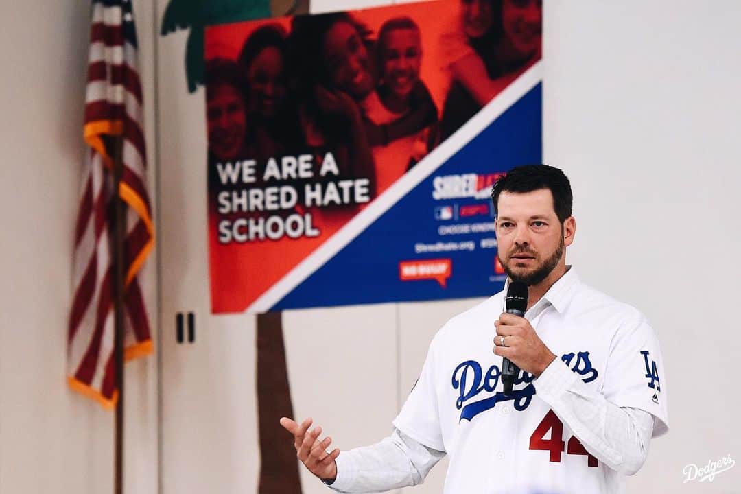 Los Angeles Dodgersさんのインスタグラム写真 - (Los Angeles DodgersInstagram)「‪This morning, @richjhill, along with @jordynbarratt, @espn and @mlb, honored 200 kids at Edgewood Academy at a #ShredHate assembly for choosing kindness and putting and end to bullying. ‬」5月9日 6時02分 - dodgers
