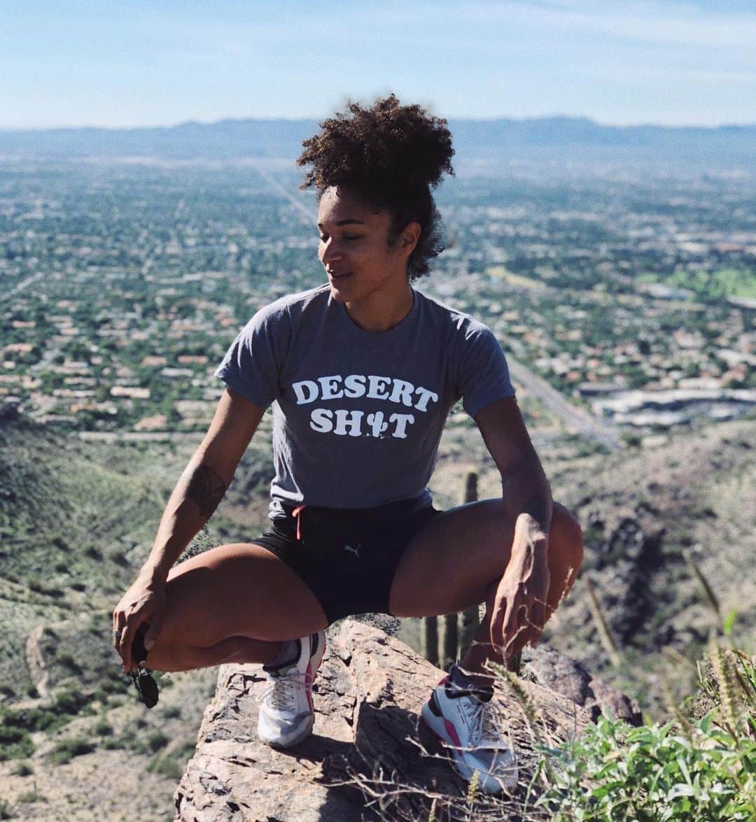ジョディ・ウィリアムズのインスタグラム：「So I tried a new hike this morning & it’s my new favourite trail!! (This is a photo of me on a different mountain...) have a great Wednesday! 🧘🏽‍♀️🧘🏽‍♀️🧘🏽‍♀️」