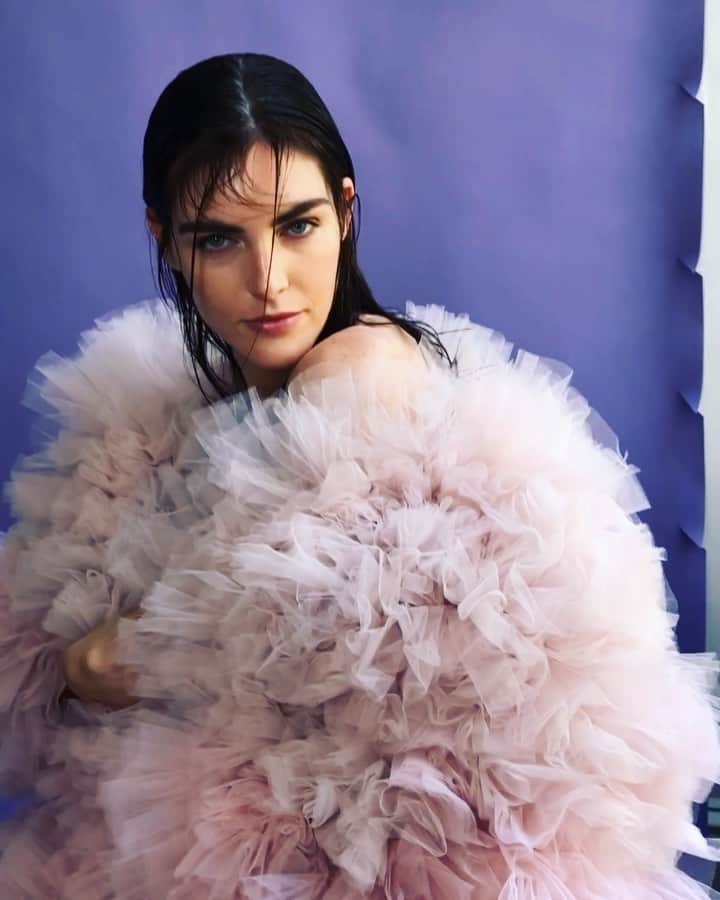 ヒラリー・ローダのインスタグラム：「Just over here trying to make this dress look totally casual! #bts」