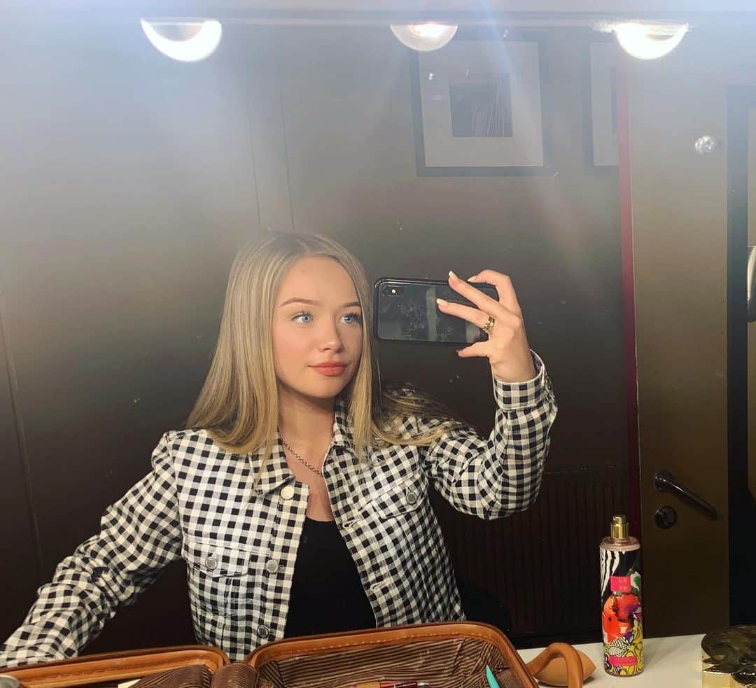 コニー・タルボットのインスタグラム：「Classic Backstage Selfie/So sad it’s the last night of the tour :( 💔」