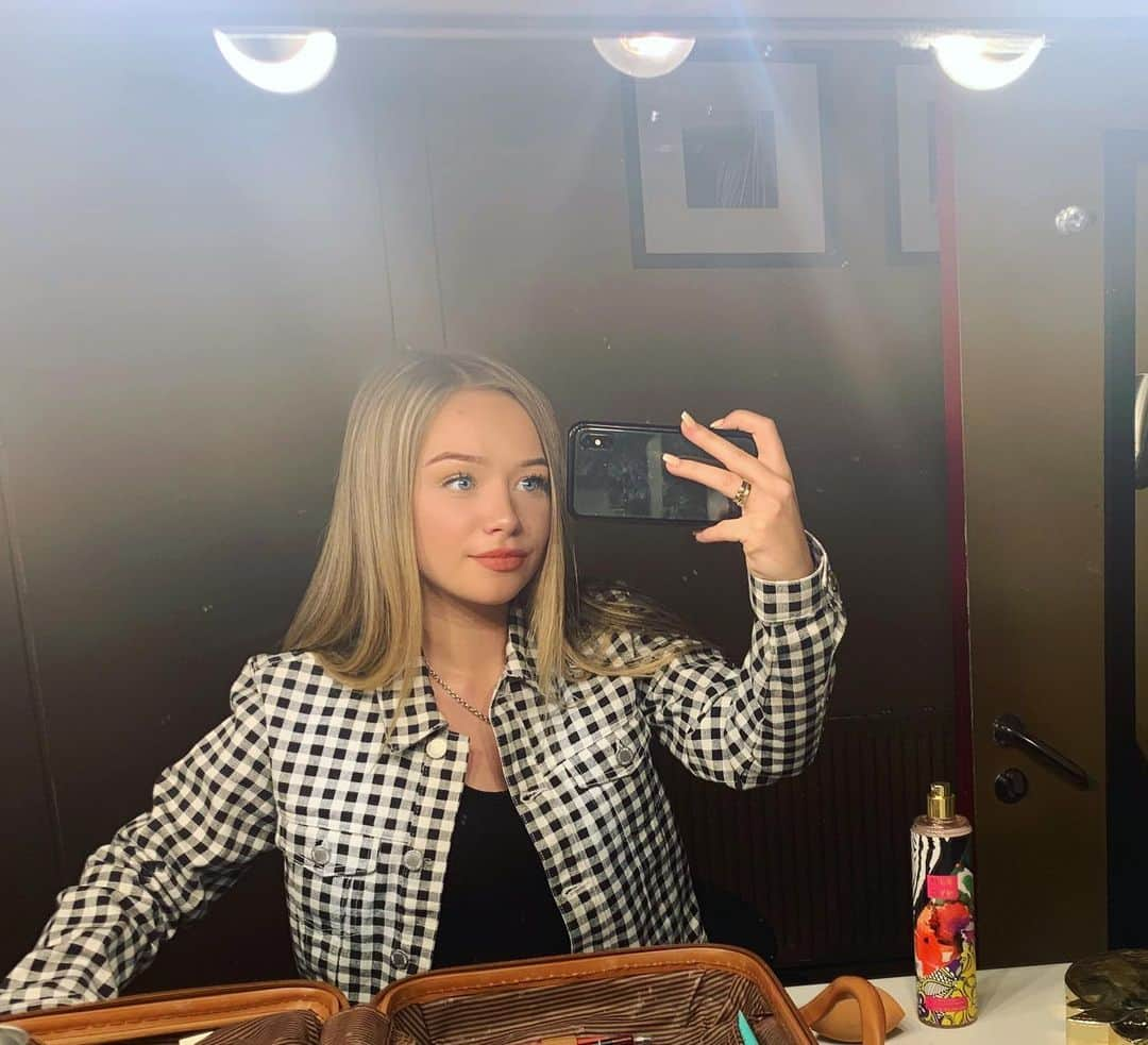 コニー・タルボットさんのインスタグラム写真 - (コニー・タルボットInstagram)「Classic Backstage Selfie/So sad it’s the last night of the tour :( 💔」5月9日 6時29分 - officialconnietalbot