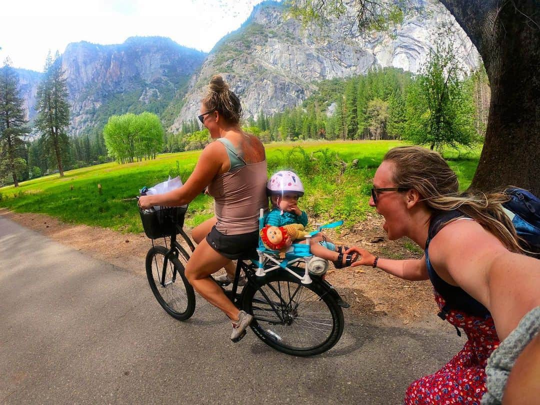 ジェイミー・アンダーソンさんのインスタグラム写真 - (ジェイミー・アンダーソンInstagram)「Skating through the Yosemite valley with my sisters 💙 swipe over to see my view! Wearing my thrift store dress from Alaska 😘✨👌 #recycleclothes #sistertrip #Yosemite  #goprogirl」5月9日 6時34分 - jamieanderson