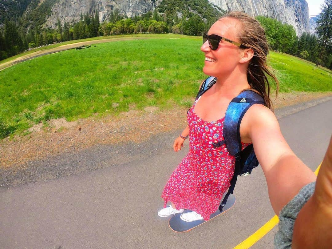 ジェイミー・アンダーソンさんのインスタグラム写真 - (ジェイミー・アンダーソンInstagram)「Skating through the Yosemite valley with my sisters 💙 swipe over to see my view! Wearing my thrift store dress from Alaska 😘✨👌 #recycleclothes #sistertrip #Yosemite  #goprogirl」5月9日 6時34分 - jamieanderson